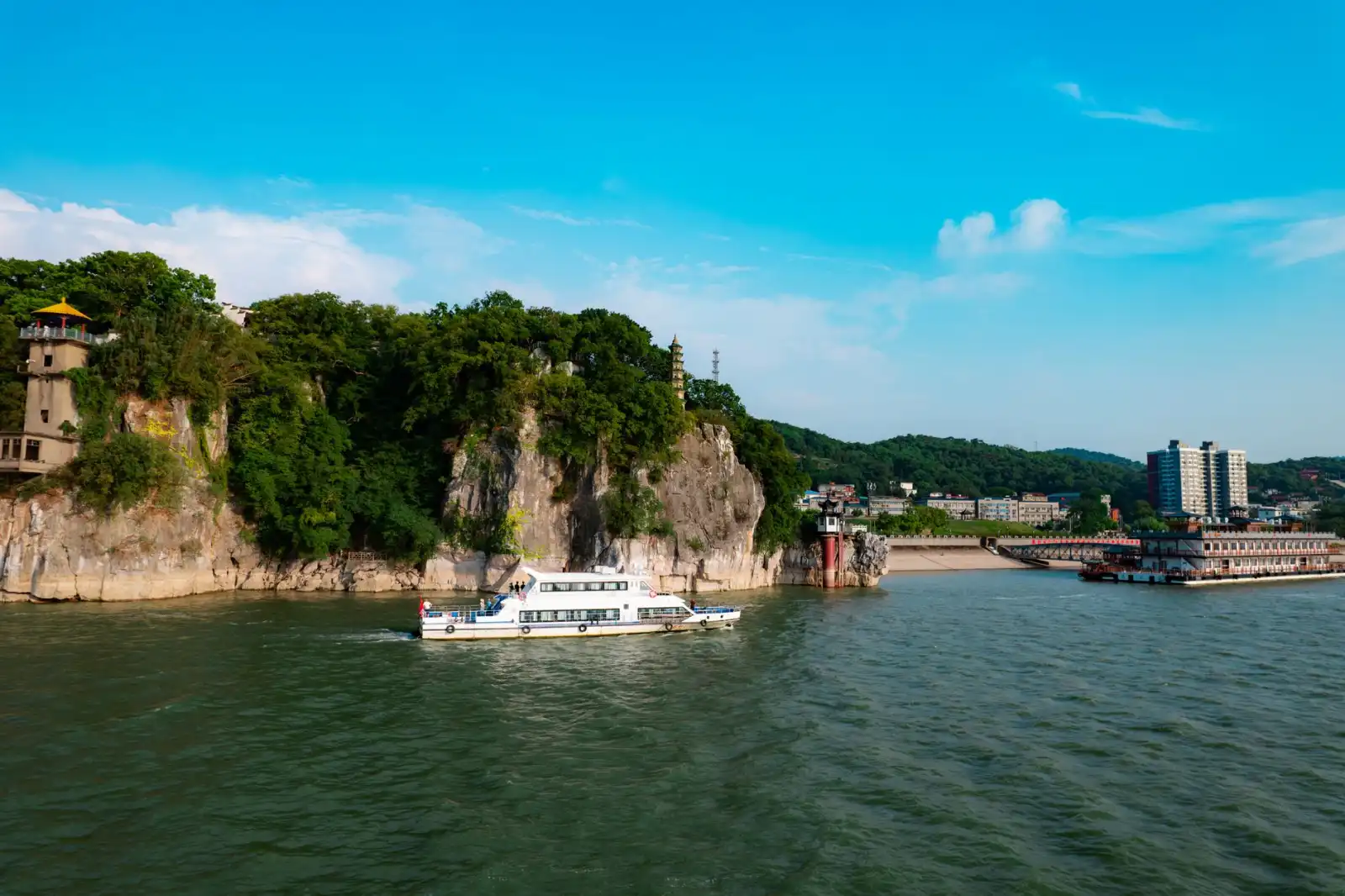 河南省亚软计算机科技浅析数字化转型中的软件架构选型策略